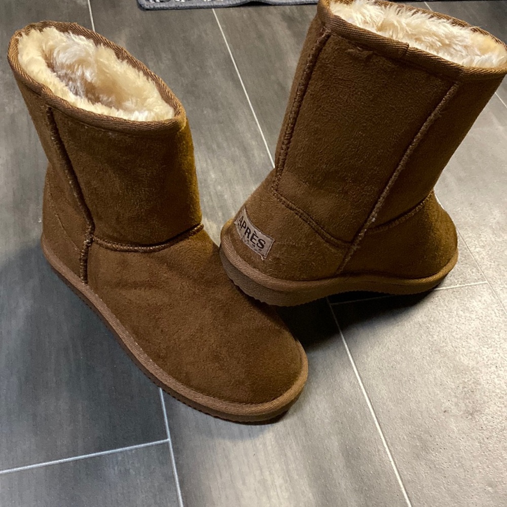 Girls size 4Y fur lined suede boot.